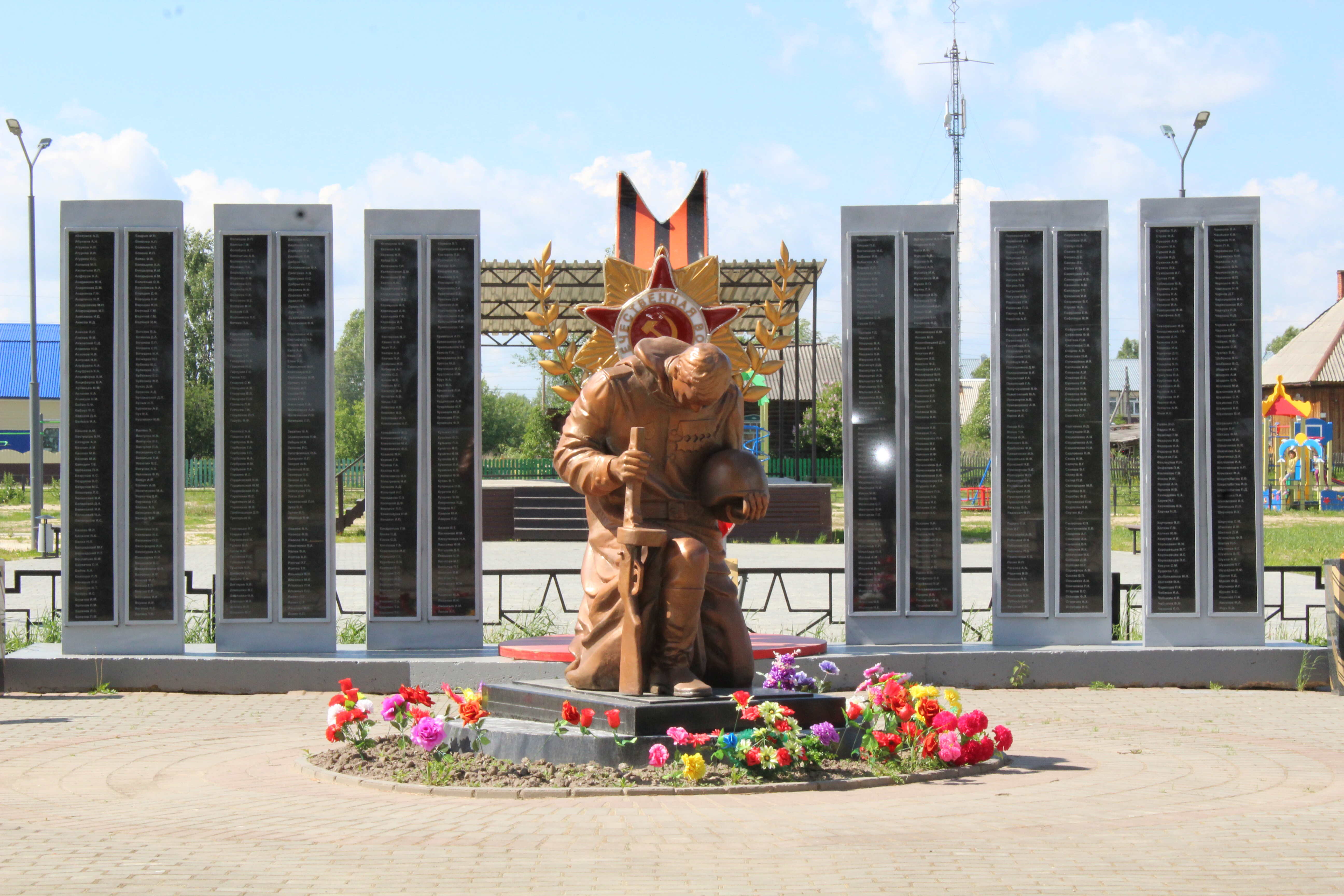 Памятник «воинам-землякам».